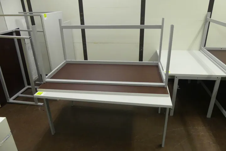 2x Arbeitstisch Maße in cm ca.: 150 x 90